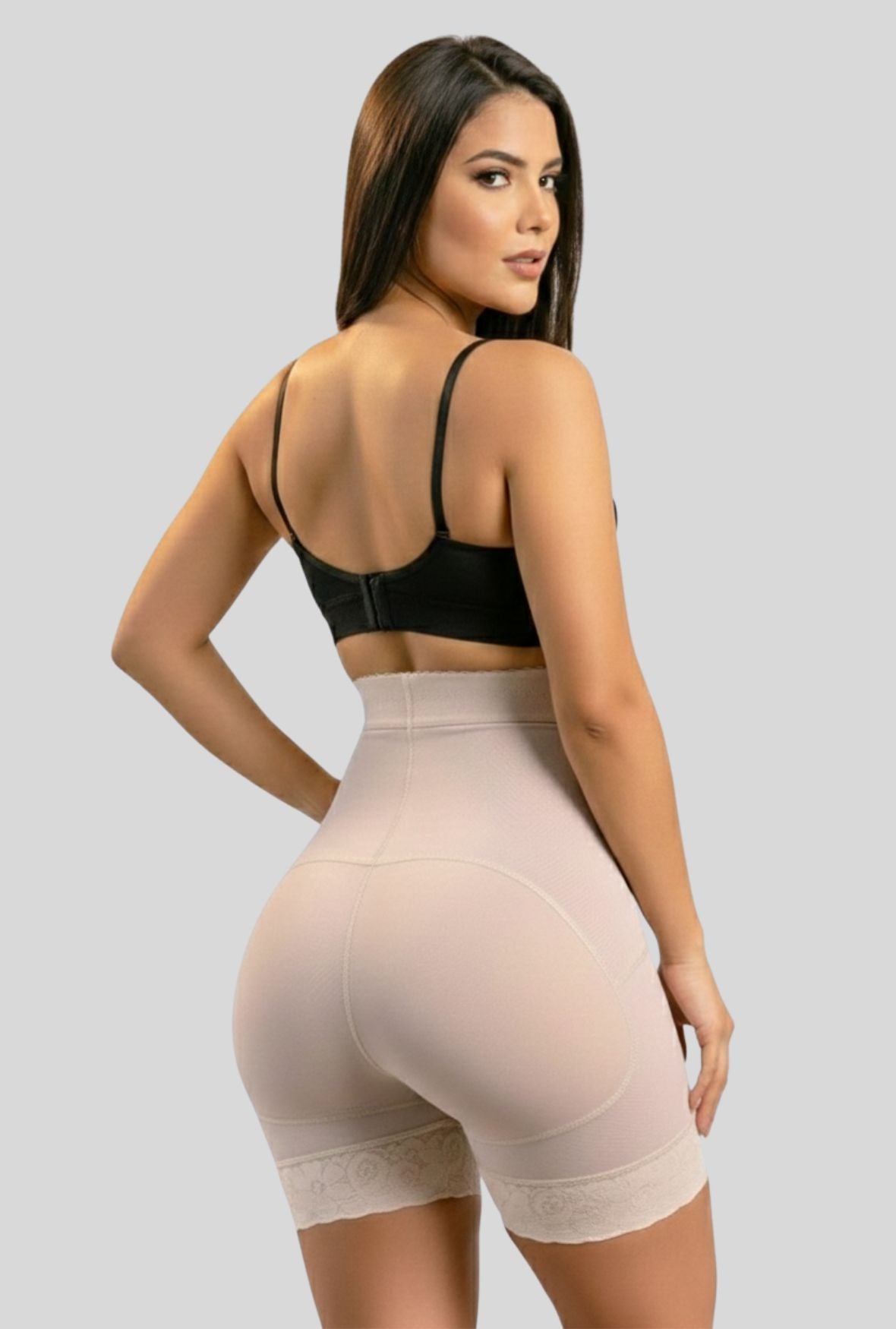 Pantalón corto Cintura Alta con gancho y ojo a medio muslo